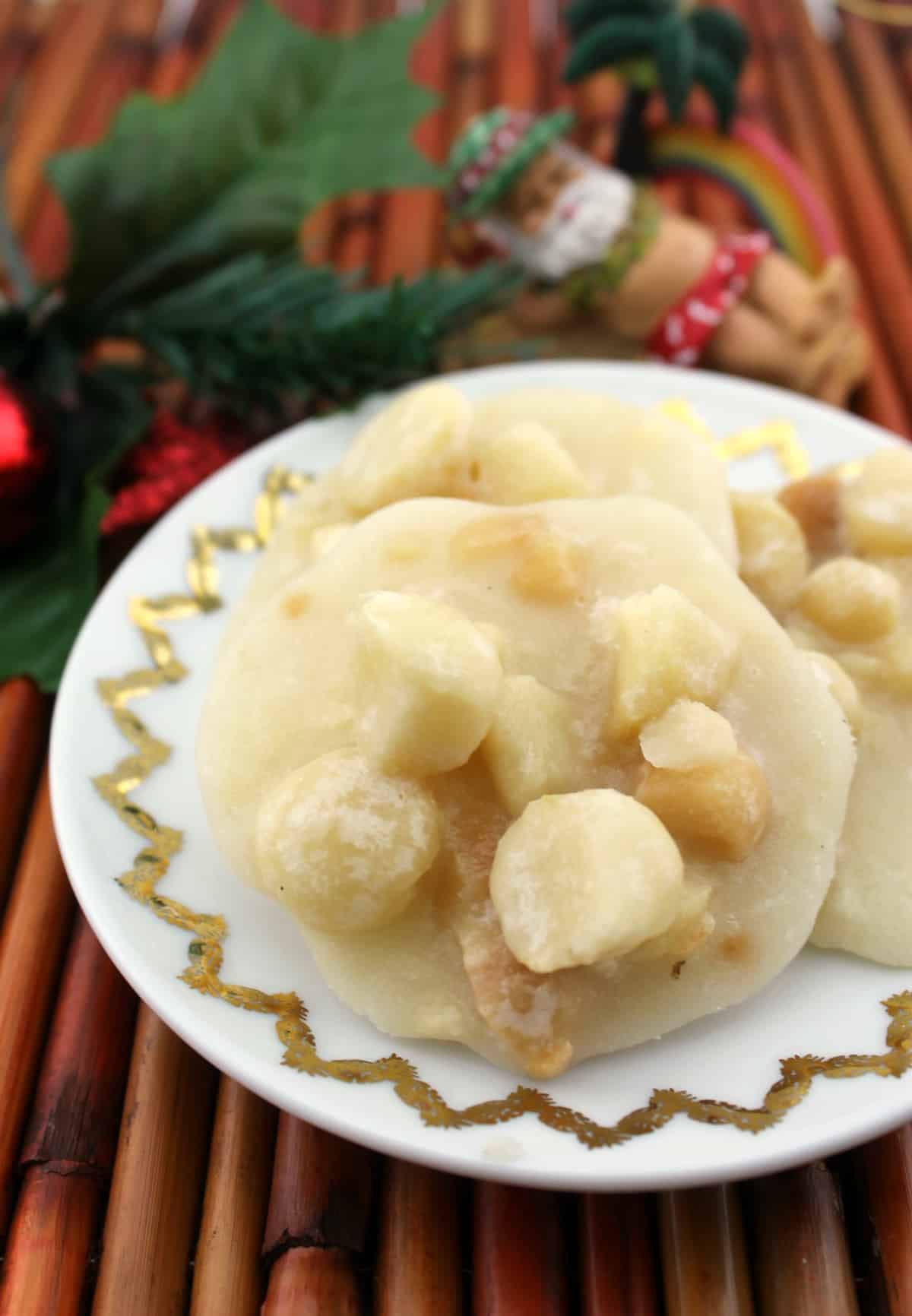 These Coconut-Macadamia Pralines are a little taste of tropical paradise in candy form! Made with just 5 ingredients, they're a great DIY holiday gift for family and friends.