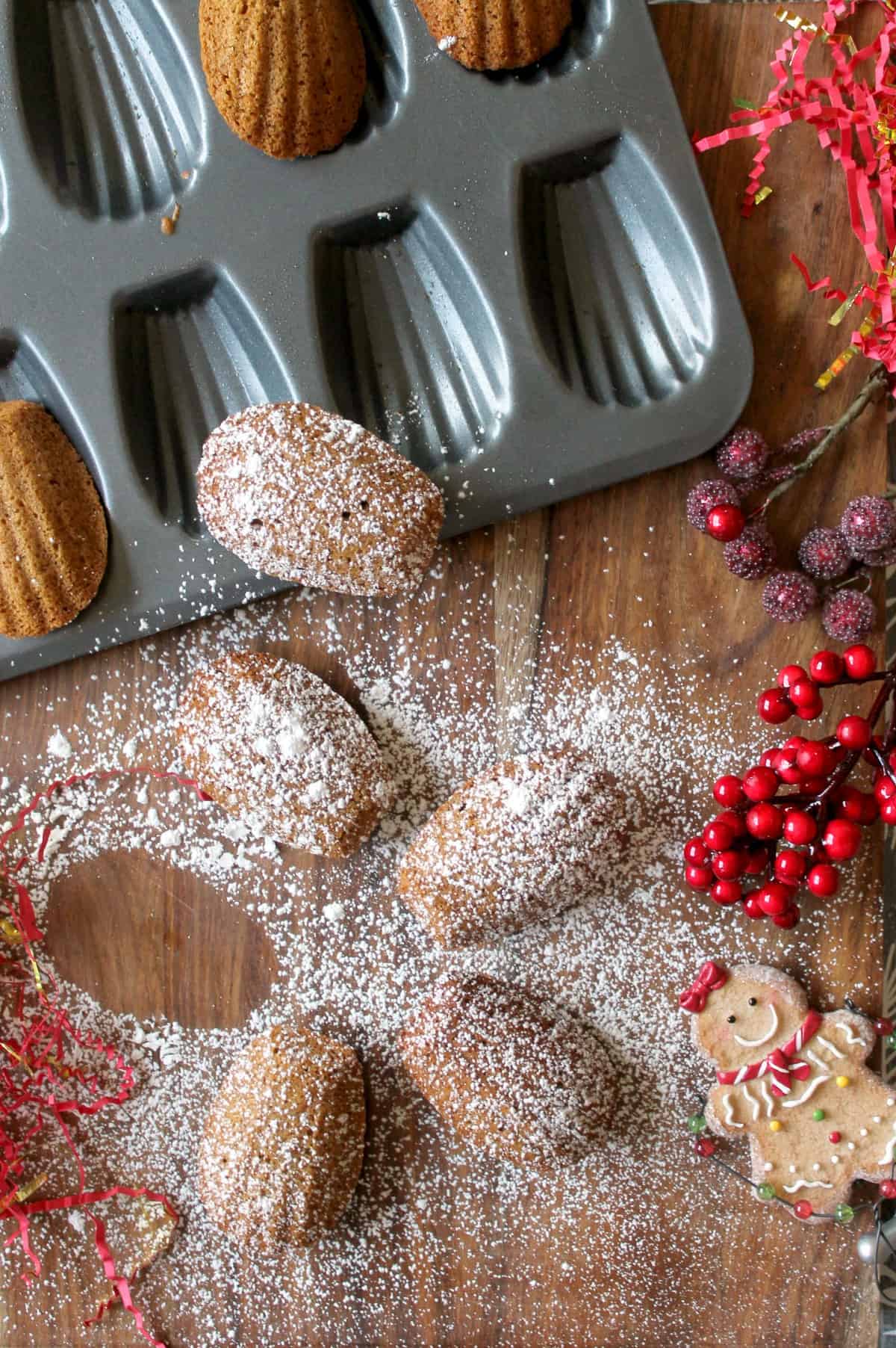 Gingerbread Madeleines. Delicate, cake-like cookies infused with the flavors of gingerbread! A perfect holiday treat. 