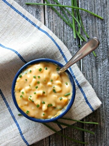 Butternut Squash Mac & Cheese Soup! The creamy and comforting goodness of classic mac & cheese is transformed into a satisfying soup with a secret dose of veggies!