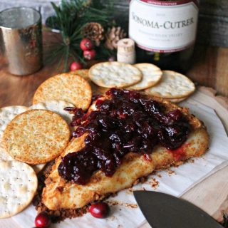 Gingerbread Crusted Baked Brie! This gorgeous appetizer may be simple, but it isn't lacking one bit of warm, festive flavors for your holidays gatherings!