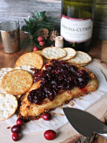 Gingerbread Crusted Baked Brie! This gorgeous appetizer may be simple, but it isn't lacking one bit of warm, festive flavors for your holidays gatherings!