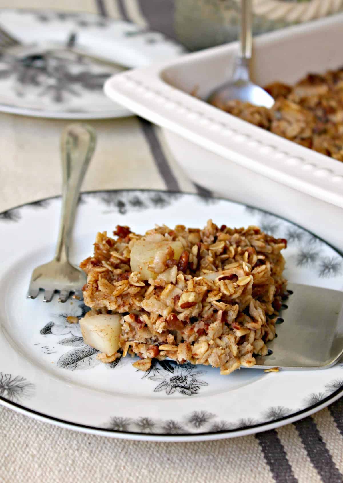 Spiced Pear Oatmeal Bake! Resolutions for starting the day on a more nutritious note will be easy to keep with this healthy baked oatmeal recipe. Made with hearty oats, juicy pears and warming spices, this easy, make-ahead breakfast will be one you look forward to daily! 